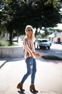 fall colored off the shoulder top / current elliot ripped denim / brown suede booties / white tassel crossbody