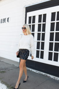 studded leather skirt, leather skirts for fall, sweaters worn with skirts, suede black pumps, pointed toe suede pumps, metal strap crossbody bag