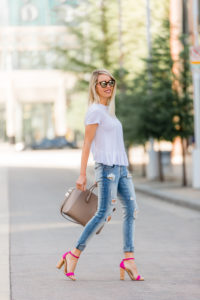 two toned denim - casual outfit - daytime outfit - beige handbag - beige purse - oversized handbag