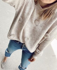 fashion blogger wearing affordable forever 21 marled pom pom sweater