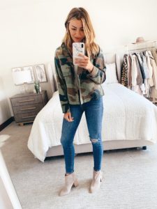 fashion blogger wearing nordstrom camo jacket outfit