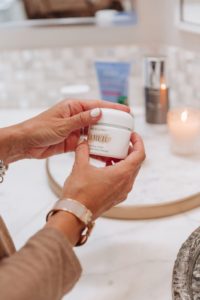 fashion blogger using la mer moisturizing cream from sephora