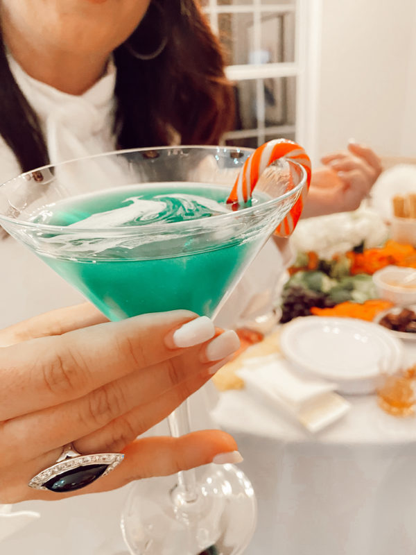 Festive Christmas cocktails with vodka - peppermint martini recipe for holiday parties