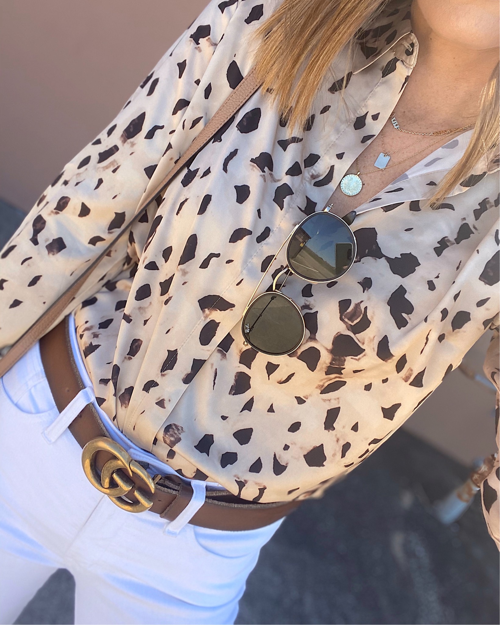 how to wear brown gucci belt with blouse and white jeans