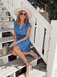 how to style blue chambray mini dress for summer