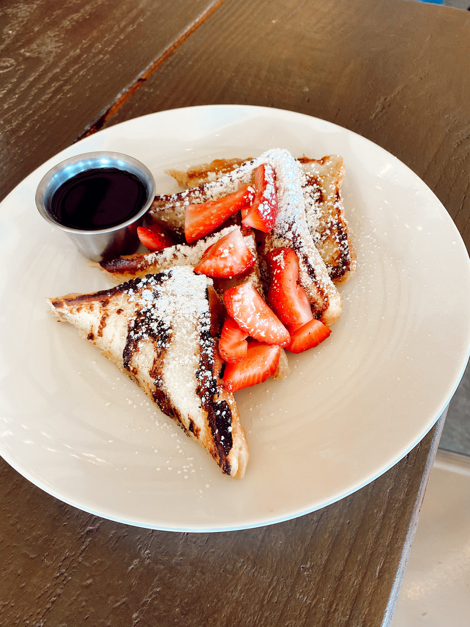 conestoga ranch glamping resort french toast with strawberries breakfast
